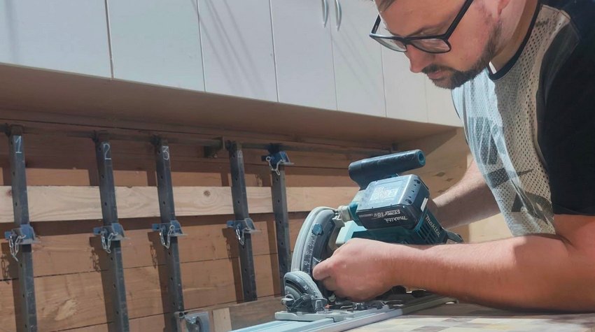 A MAN FROM SRBAC TURNED WOOD INTO A BRAND